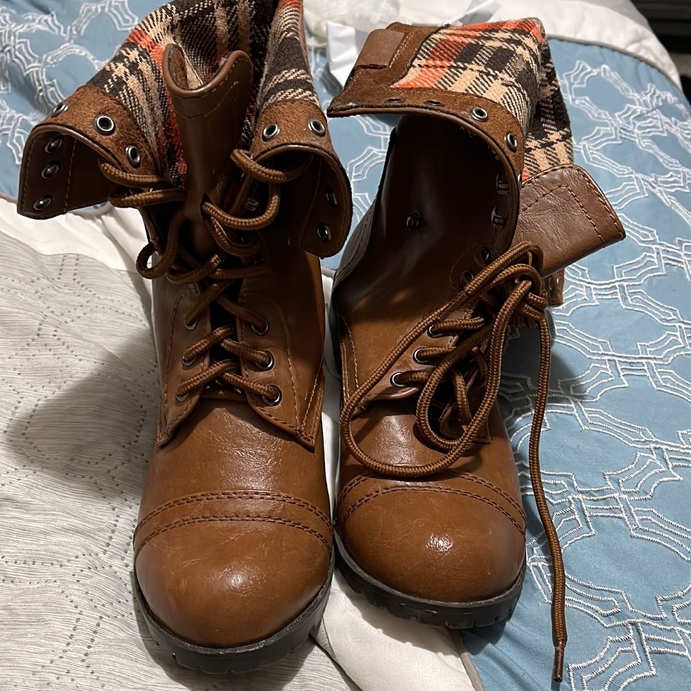 Lace up boots! Size 6.